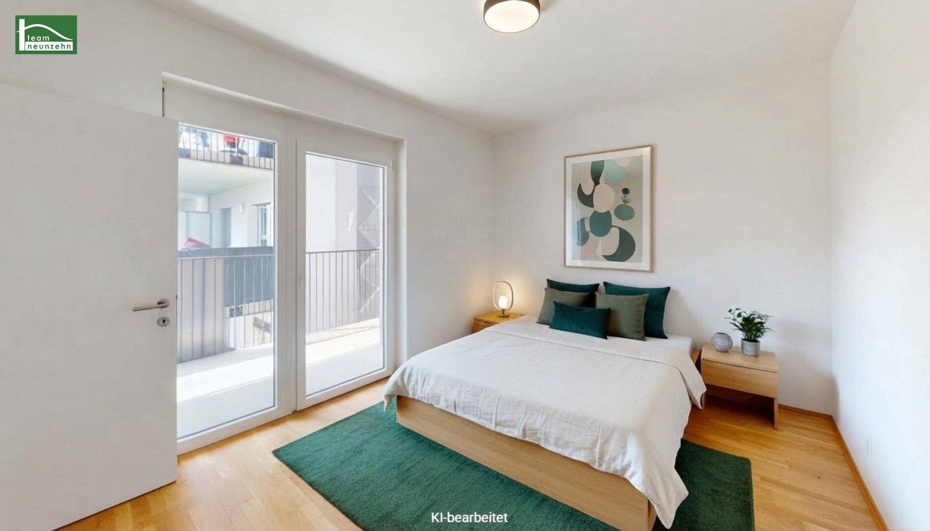 Helles Schlafzimmer mit Holzboden, Doppelbett und direktem Zugang zu einem Balkon.