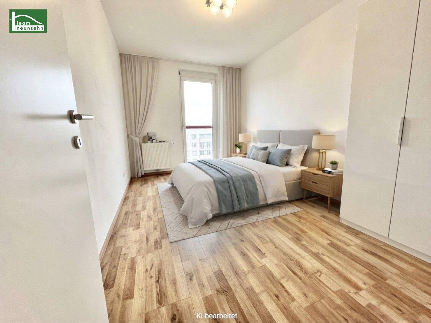 Modernes Schlafzimmer mit Holzboden, großem Fenster und integriertem Kleiderschrank.