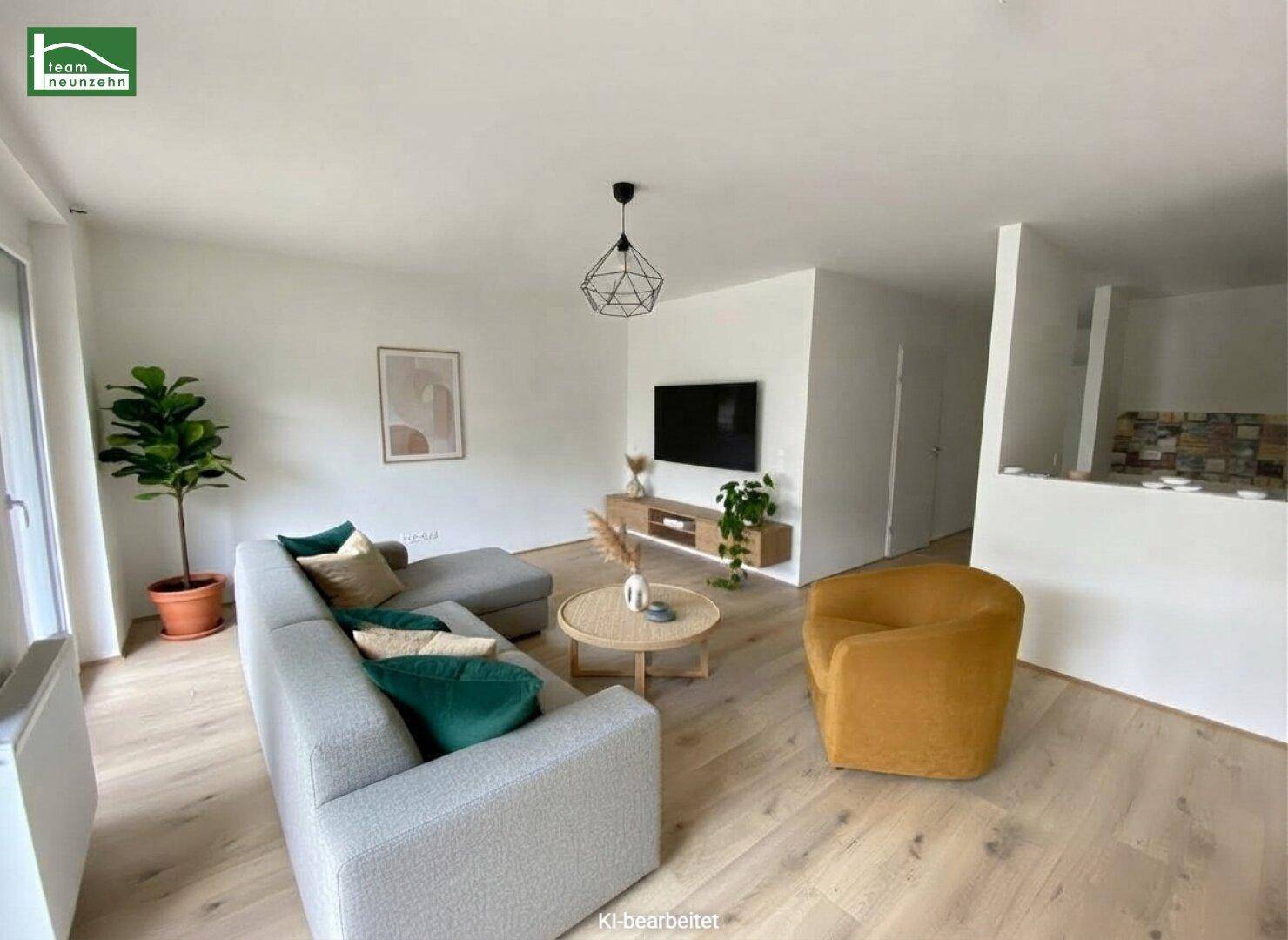 Helles, modernes Wohnzimmer mit hellem Holzboden, bequemer Couch und viel Tageslicht.