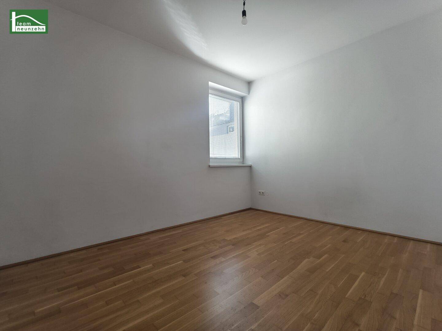 Freundliches Zimmer mit Parkettboden und Fenster, ideal als Kinder- oder Arbeitszimmer.