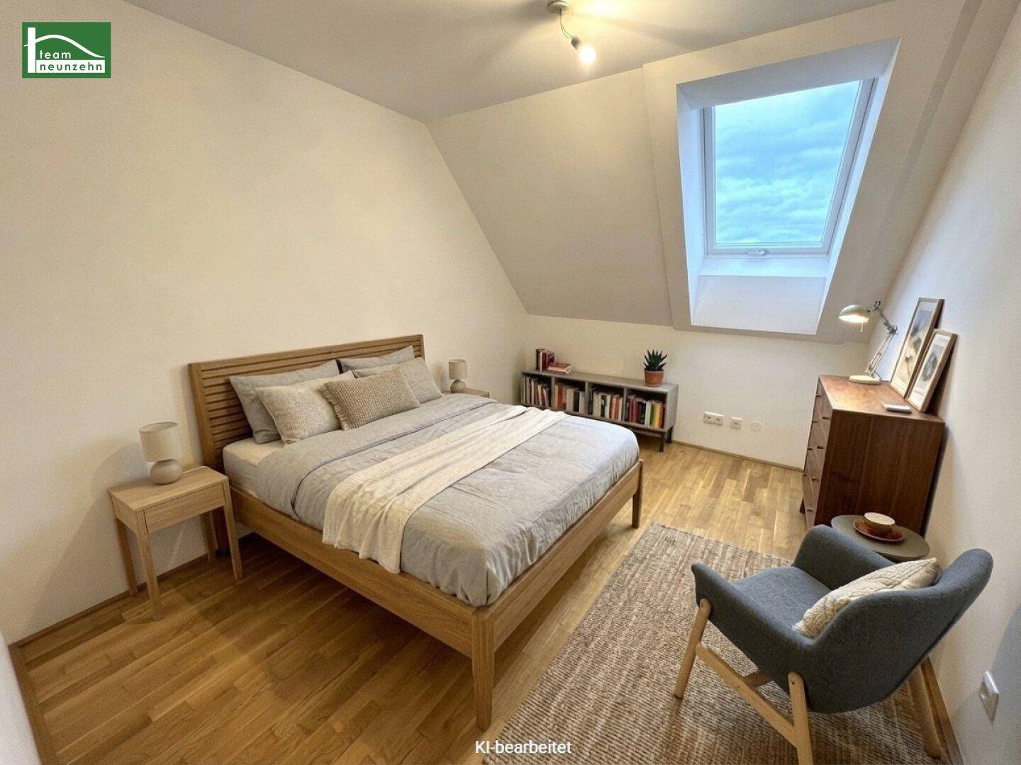 Gemütliches Schlafzimmer mit Holzbett, Holzboden und Dachfenster in der Dachschräge.