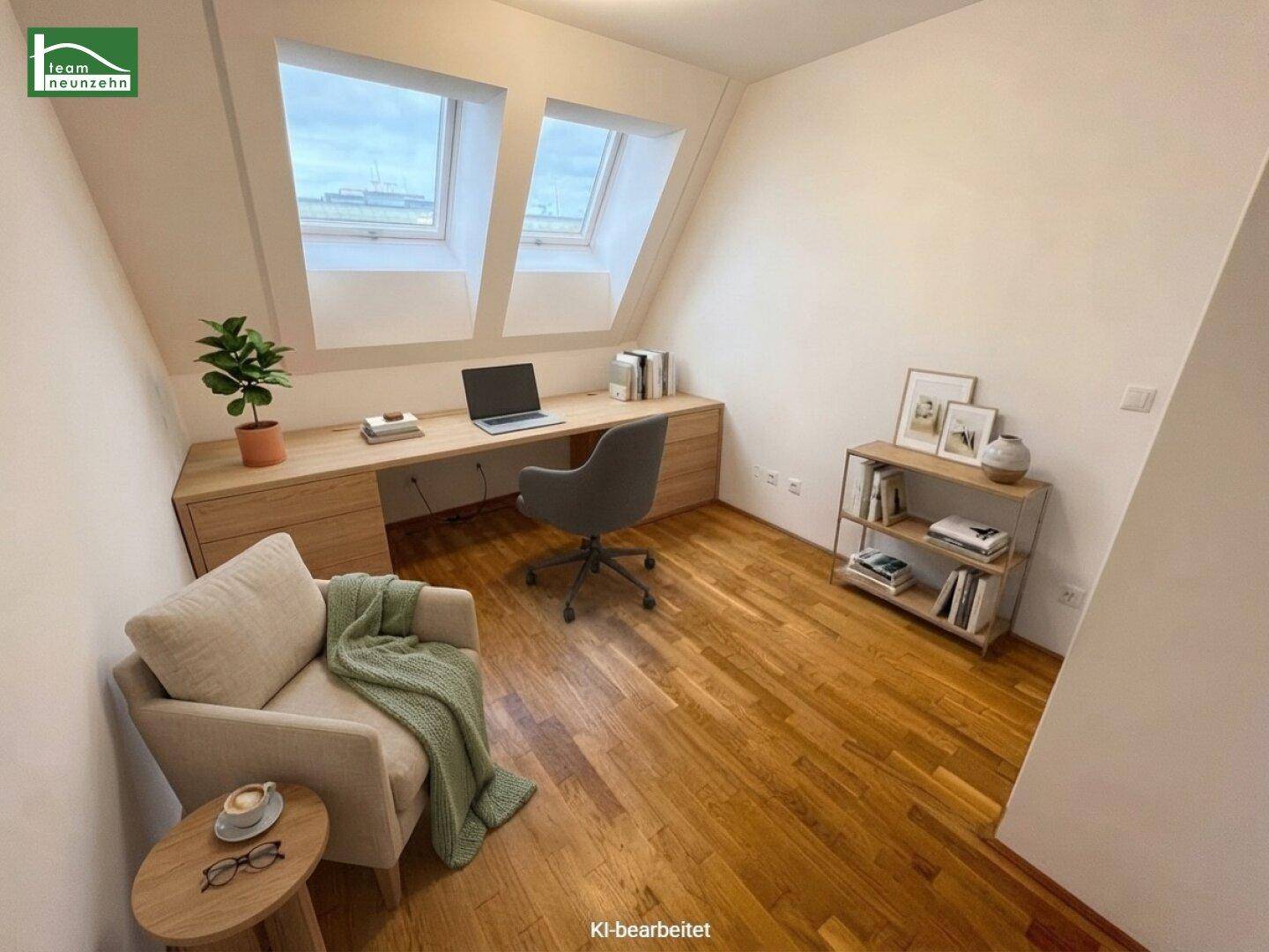 Helles Arbeitszimmer mit großem Schreibtisch, Holzboden und zwei Dachfenstern in der Dachschräge.
