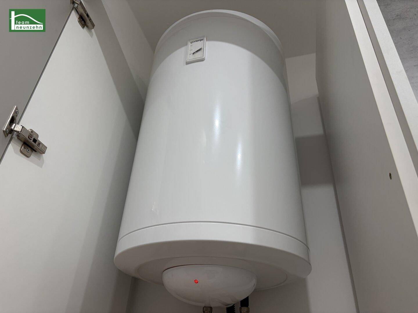 Großer Warmwasserspeicher, ordentlich in einem Schrank in der Wohnung untergebracht.