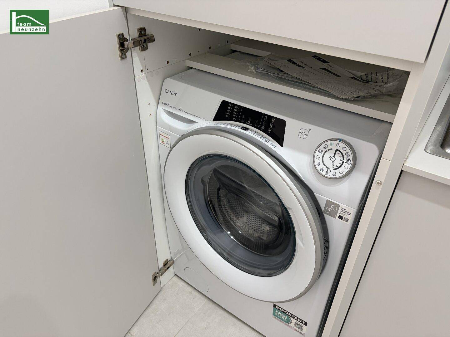 Eingebaute Waschmaschine in einem Schrank, bereit zur Nutzung in einem modernen Haushalt.