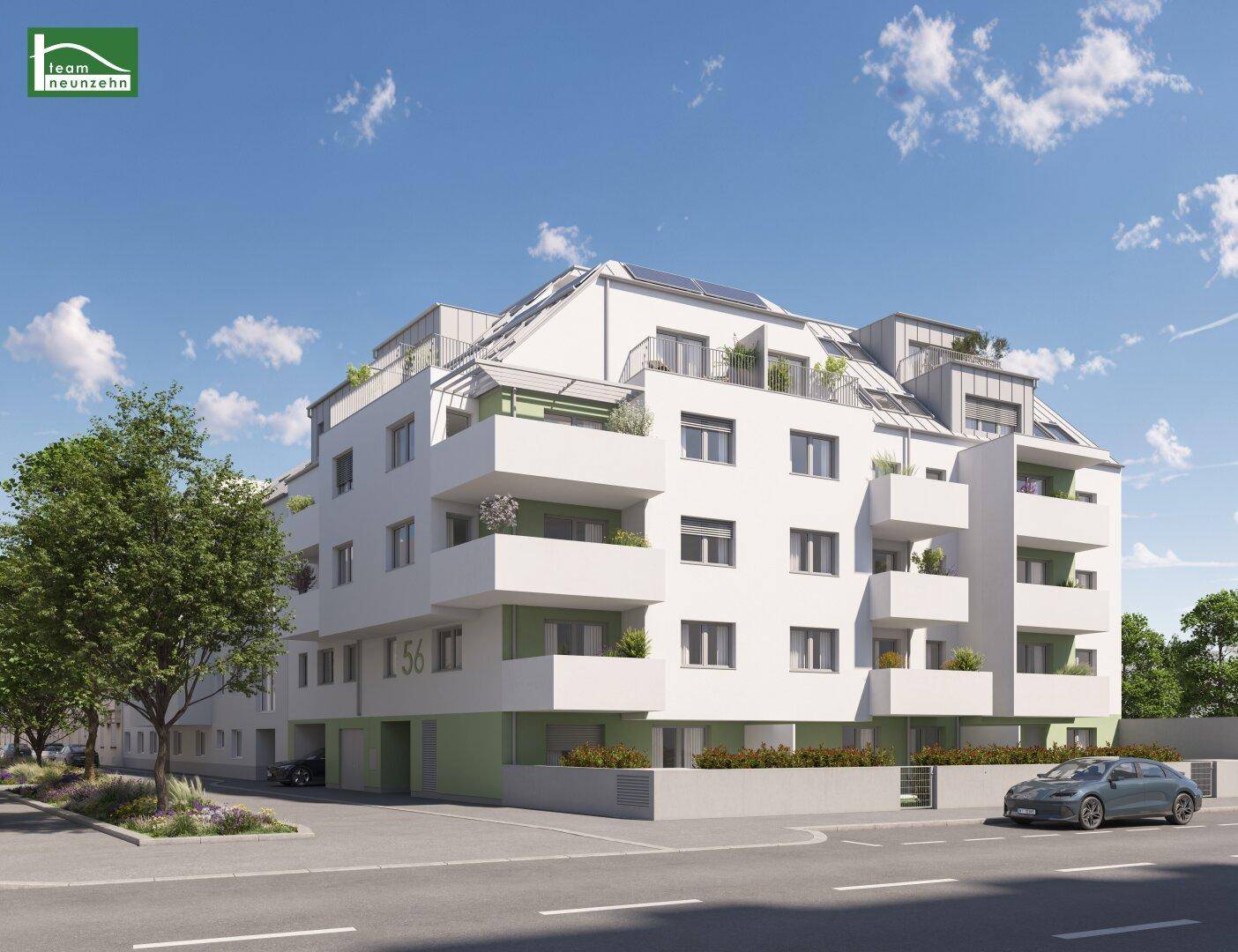 Moderne Wohnanlage mit weißer Fassade, Balkonen und Dachterrassen unter blauem Himmel.