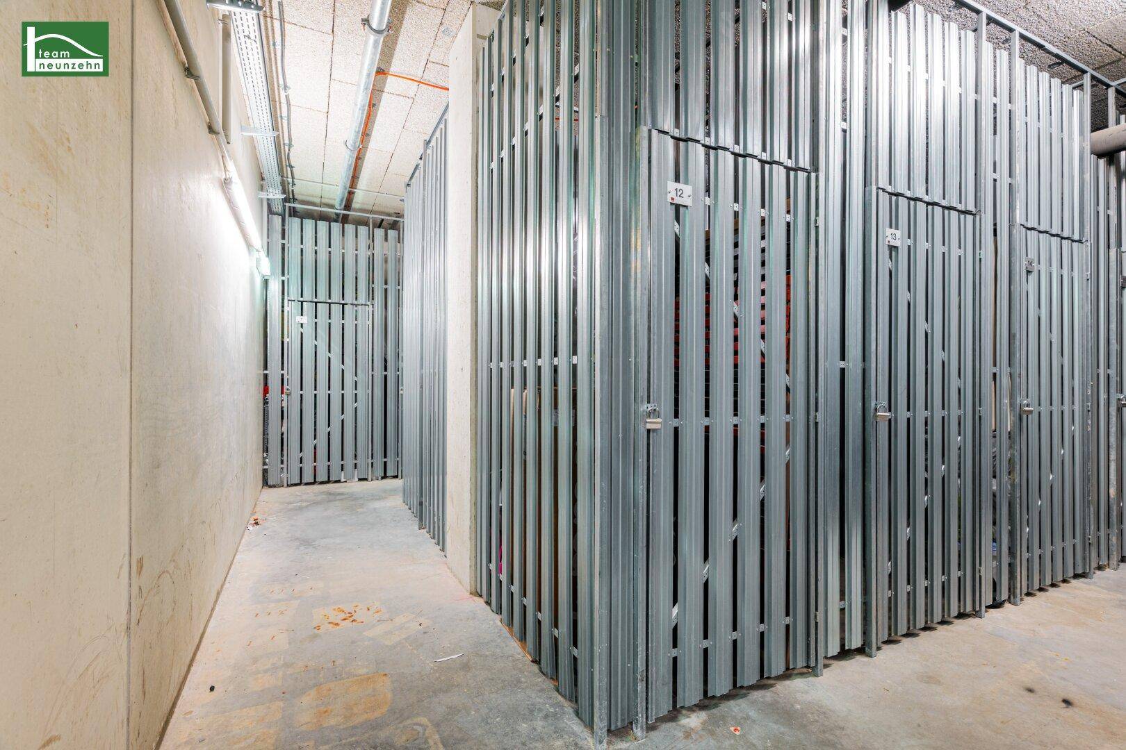 Kellerabteil mit Metallgittern für zusätzlichen Stauraum im Untergeschoss des Gebäudes.