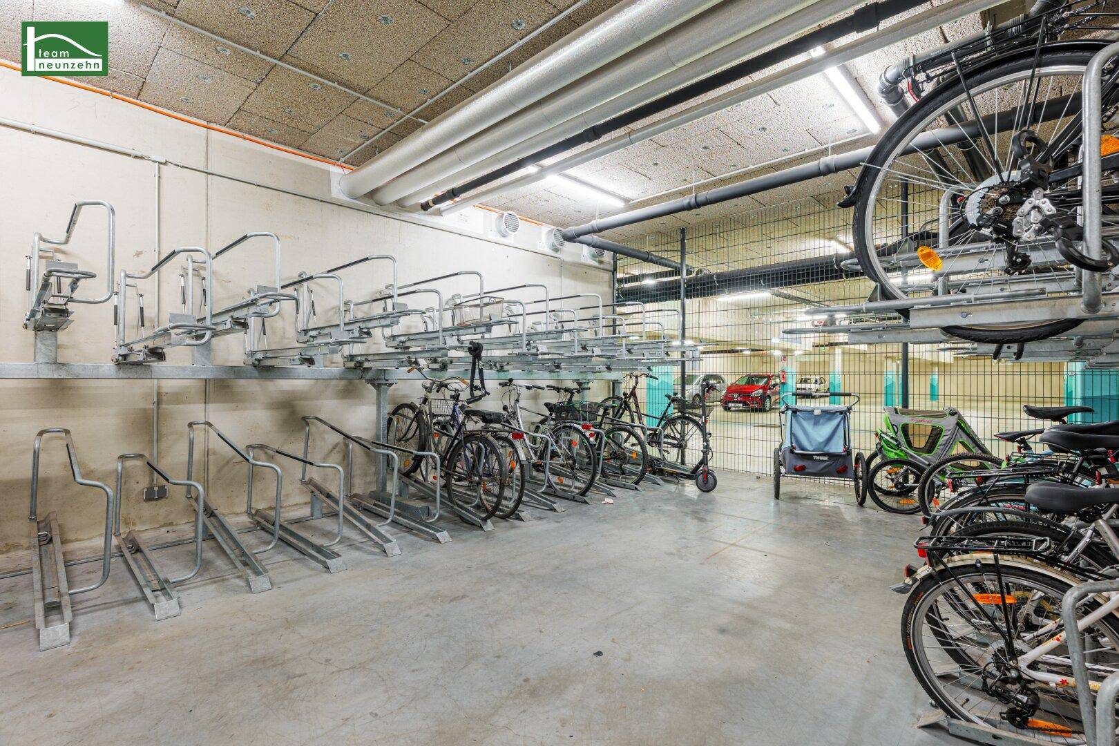 Organisierter Fahrradraum in der Tiefgarage mit zahlreichen Abstellmöglichkeiten für Fahrräder.