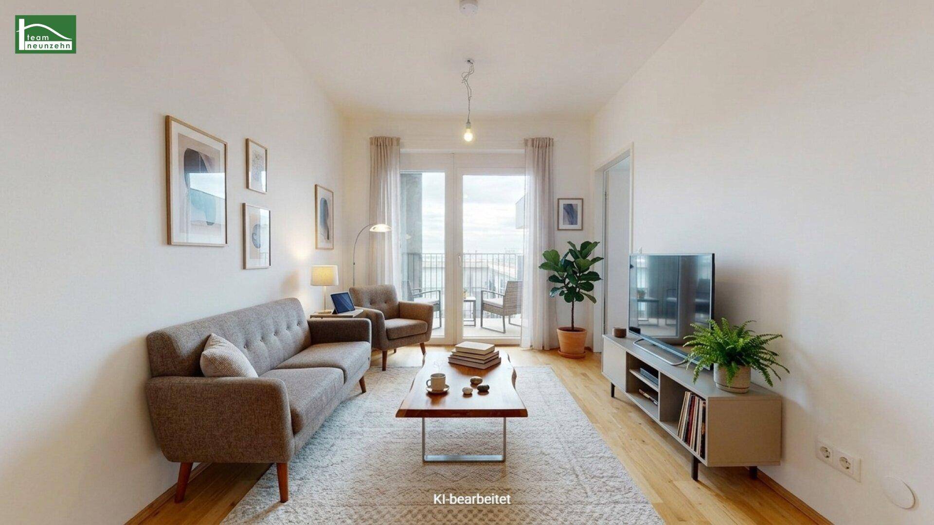 Modern eingerichtetes Wohnzimmer mit Parkettboden, bequemer Couch und Balkonzugang, KI-bearbeitet.