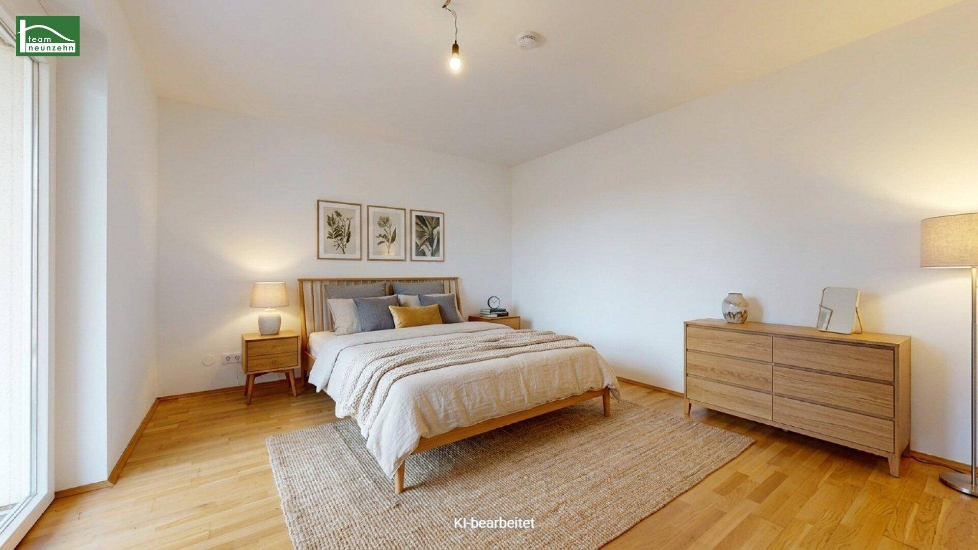 Gemütliches Schlafzimmer mit Holzboden, modernem Bett und stilvollen Möbeln, KI-bearbeitet.