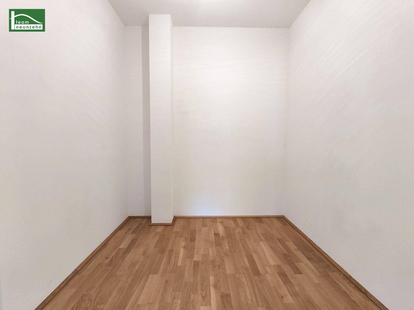 Kleiner, leerer Raum mit Parkettboden und weißen Wänden, geeignet als Abstellraum oder Büro.