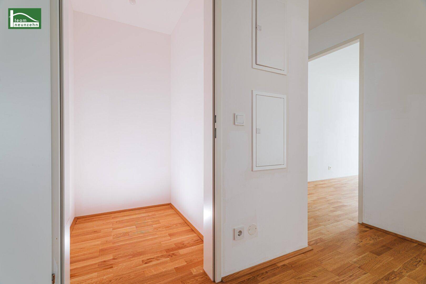 Kleiner, leerer Abstellraum mit Parkettboden, ideal für zusätzlichen Stauraum oder Garderobe.