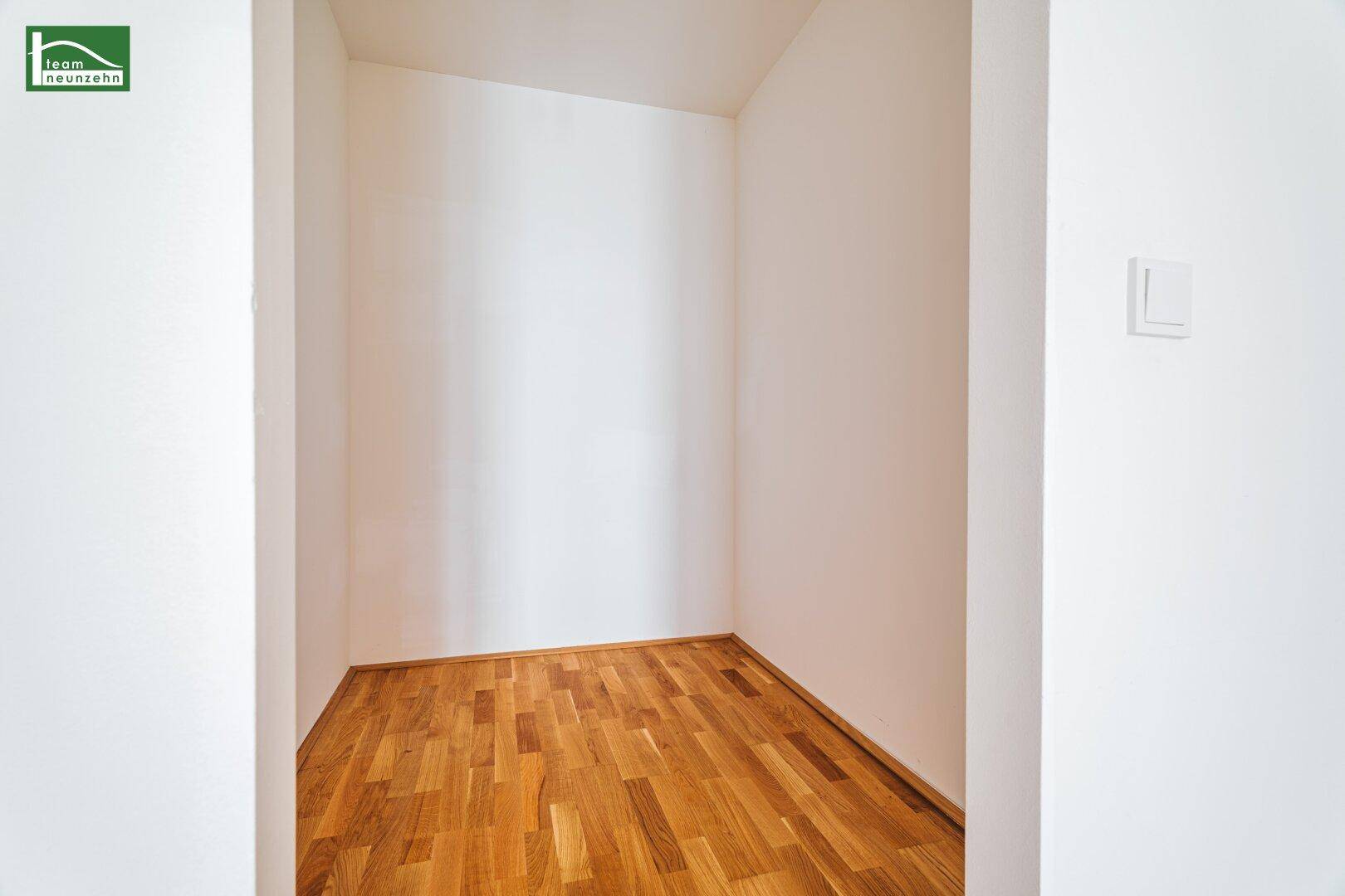 Kleiner Abstellraum mit Parkettboden und weißen Wänden, ideal für zusätzlichen Stauraum in der Wohnung.