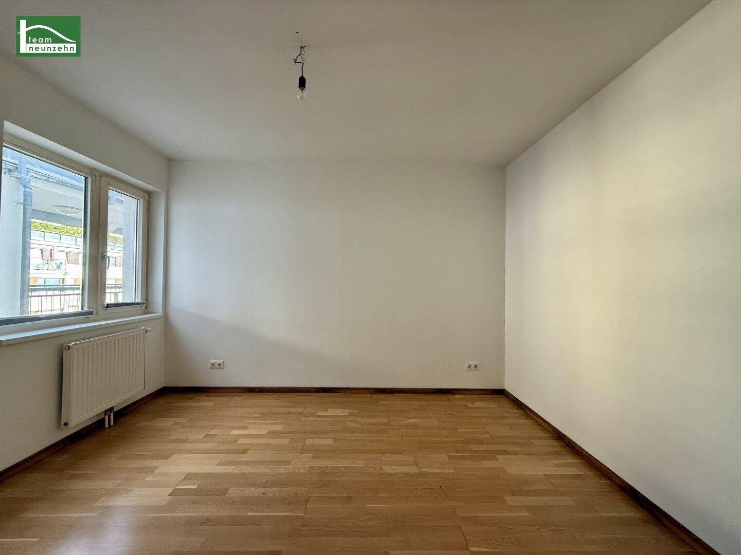 Helles, unmöbliertes Zimmer mit Parkettboden und Fenster, vielseitig nutzbar.