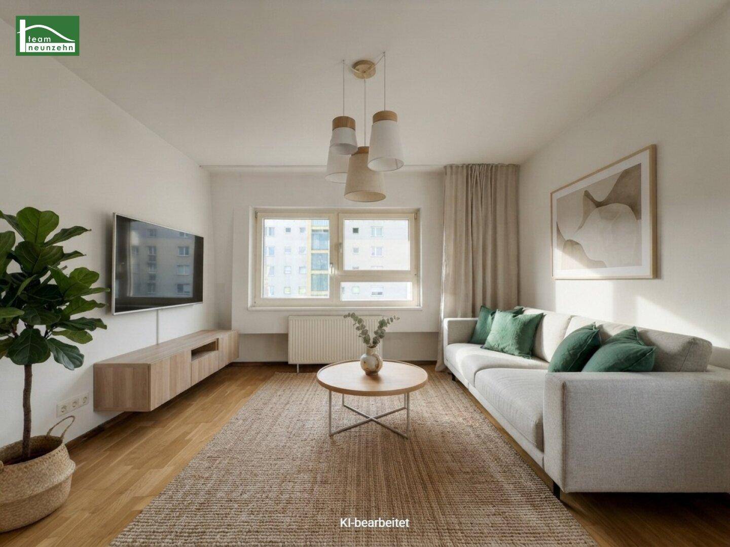 Modern eingerichtetes Wohnzimmer mit Parkettboden, bequemer Couch und Blick nach draußen.
