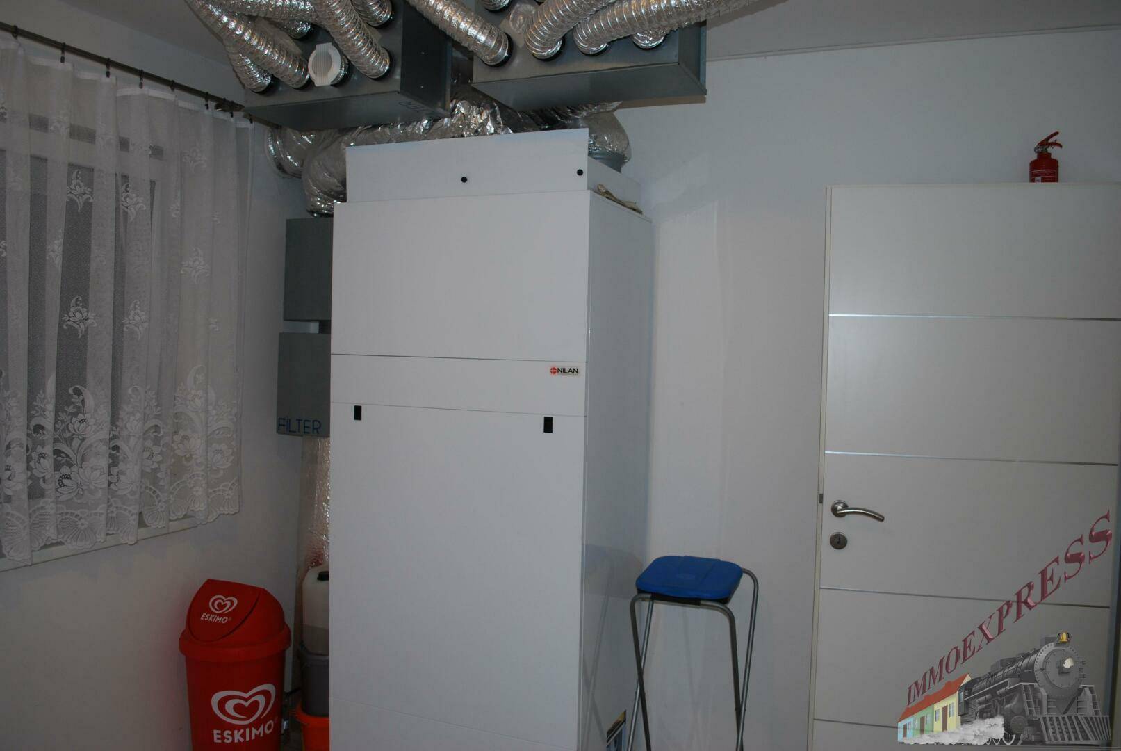 Hauswirtschaftsraum mit Lüftungsanlage und Fenster.
