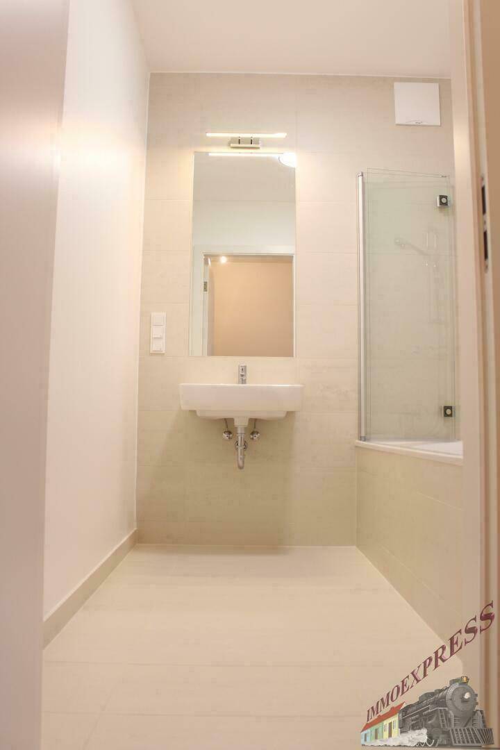 1672297