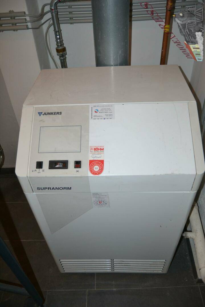 Junkers Heizkessel in einem Technikraum, Teil der zentralen Heizungsanlage des Gebäudes.