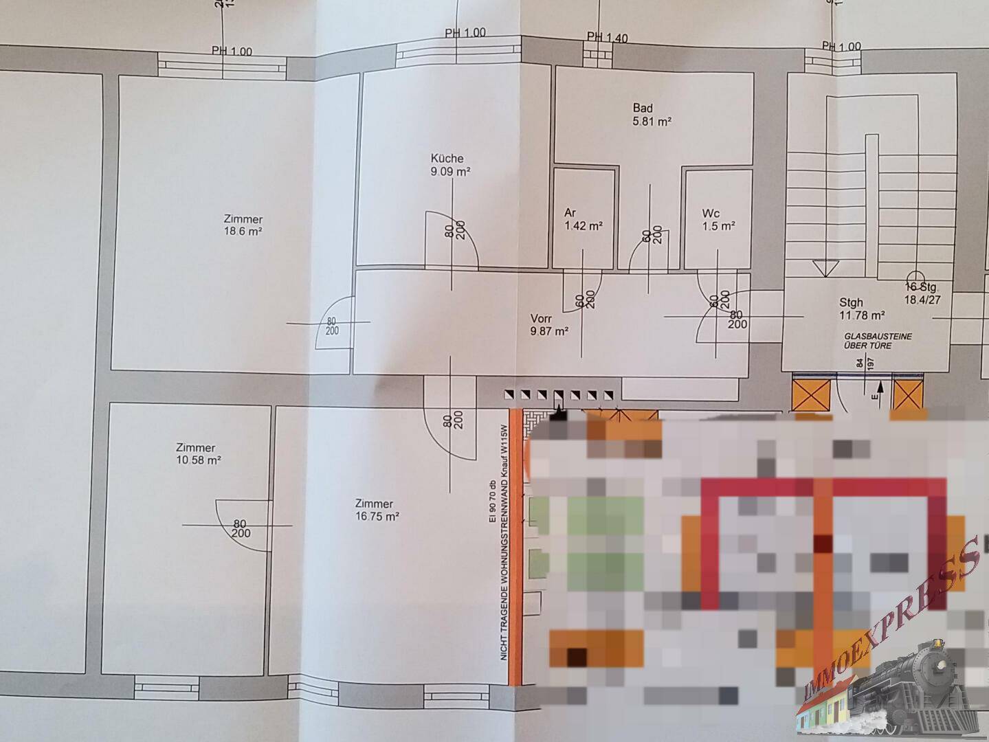 Grundrissplan zeigt Küche, Bad, WC und mehrere Zimmer mit Fensterpositionen.