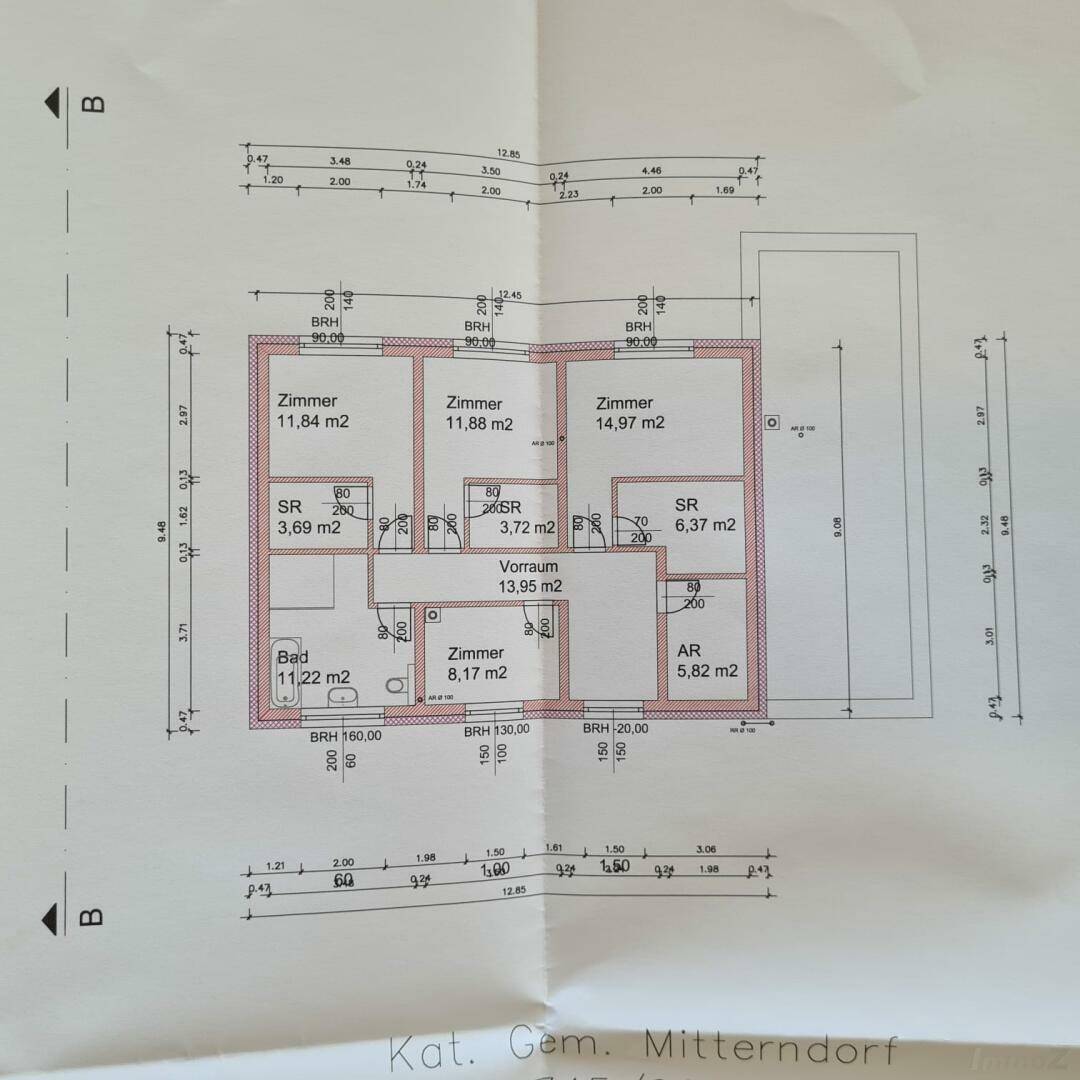 Grundriss des Obergeschosses mit drei Schlafzimmern und zwei Bädern.