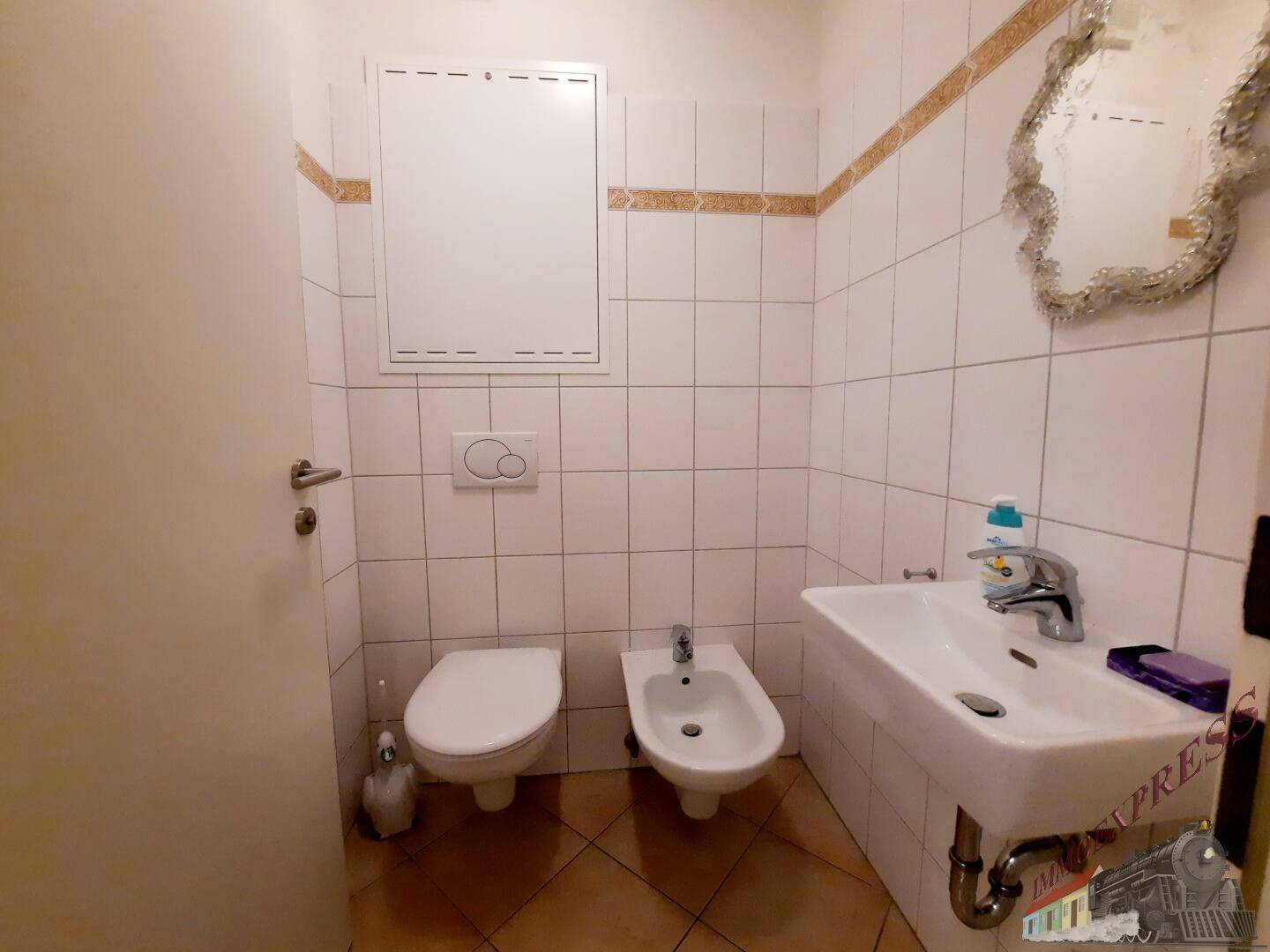 Separate Gästetoilette mit WC, Bidet und kleinem Waschbecken.