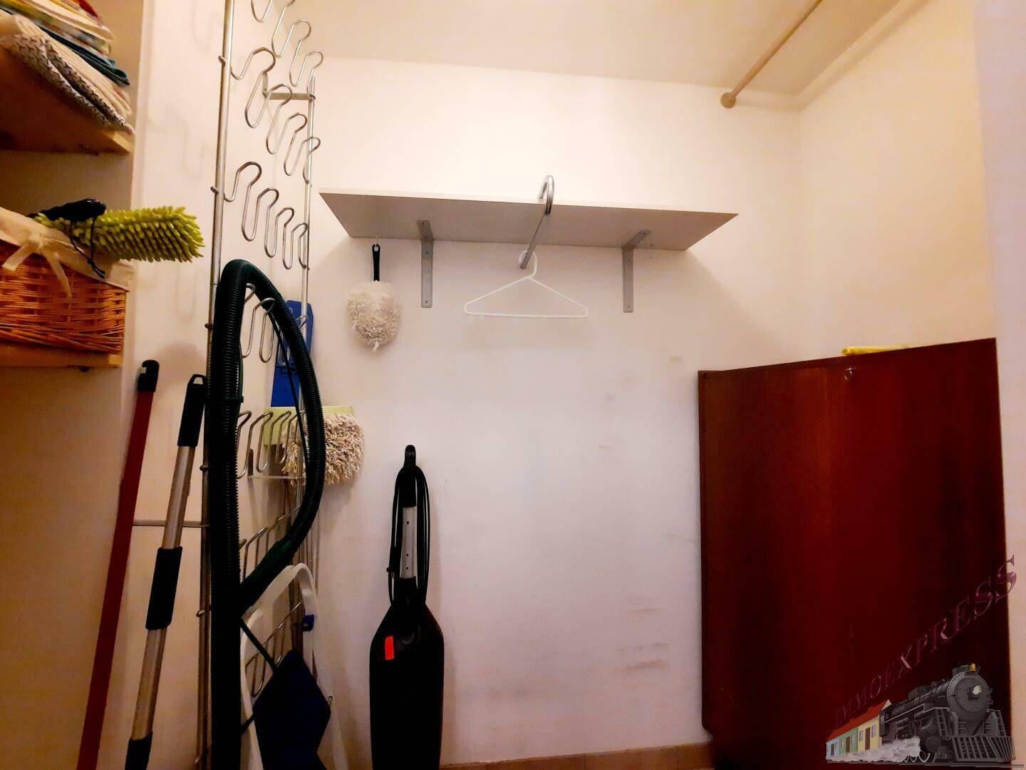 Praktischer Abstellraum mit Regalen und Platz für Haushaltsgeräte.