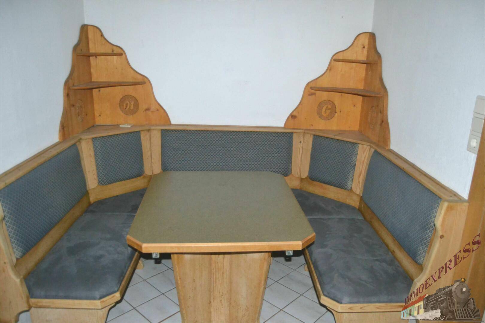 Gemütliche Essecke im traditionellen Stil mit Holzbänken und passendem Tisch.
