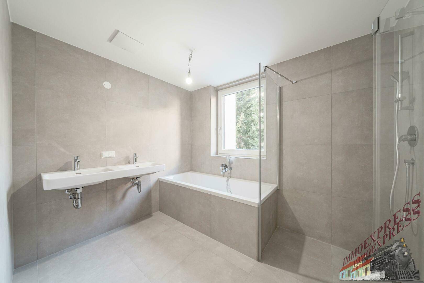 Modernes Badezimmer mit Doppelwaschbecken, Badewanne und begehbarer Dusche.