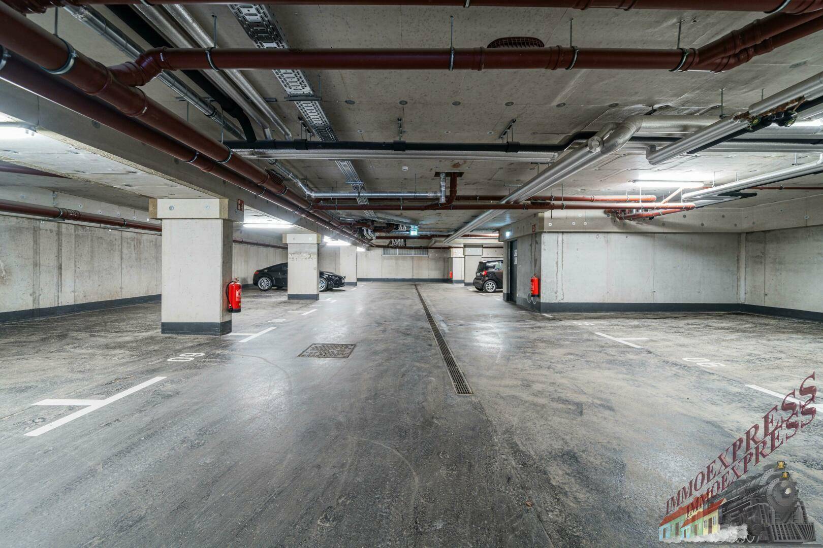 Geräumige Tiefgarage mit mehreren Stellplätzen und guter Beleuchtung.