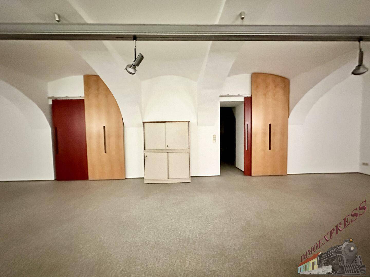 Offener Bereich mit gewölbten Decken und Schiebetüren, bietet flexible Raumgestaltungsmöglichkeiten.
