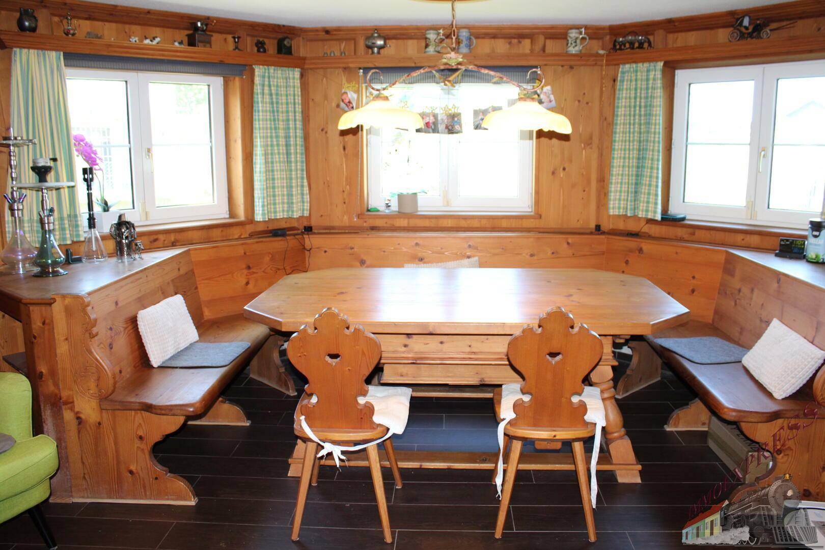 Gemütlicher Essbereich im alpinen Stil mit Holztäfelung, Eckbank und traditionellen Stühlen.