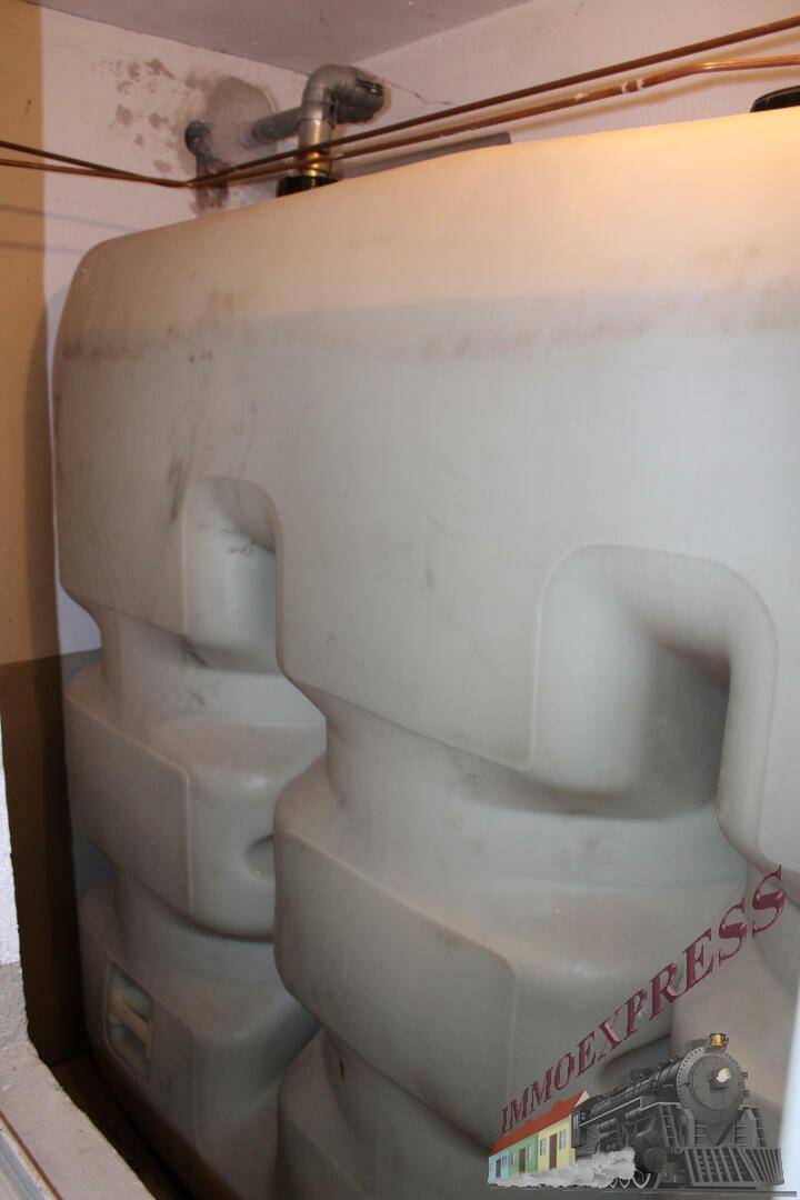 Abstellraum mit großen Wassertanks, möglicherweise für Warmwasser oder Heizung.