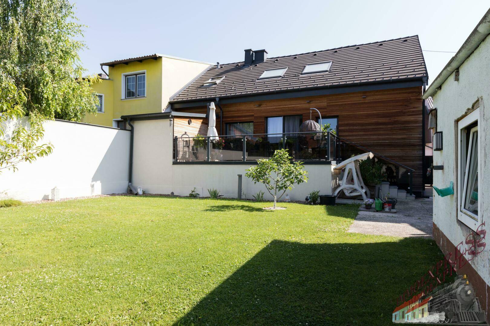 Garten_mit_Terrasse_und_Eingang