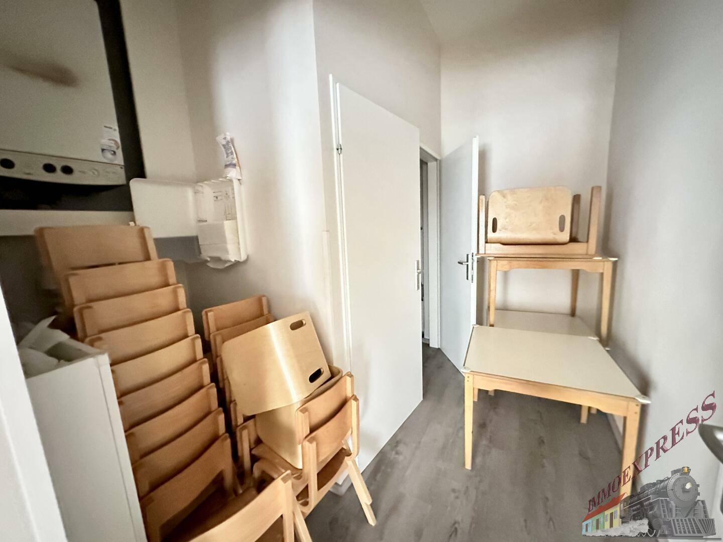 Abstellraum mit gestapelten Stühlen und Tischen, bietet praktischen Stauraum für Möbel und Ausstattung.