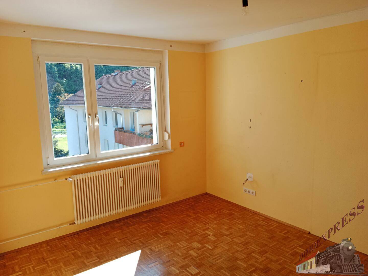 Schlafzimmer 1 sollte man neu ausmalen