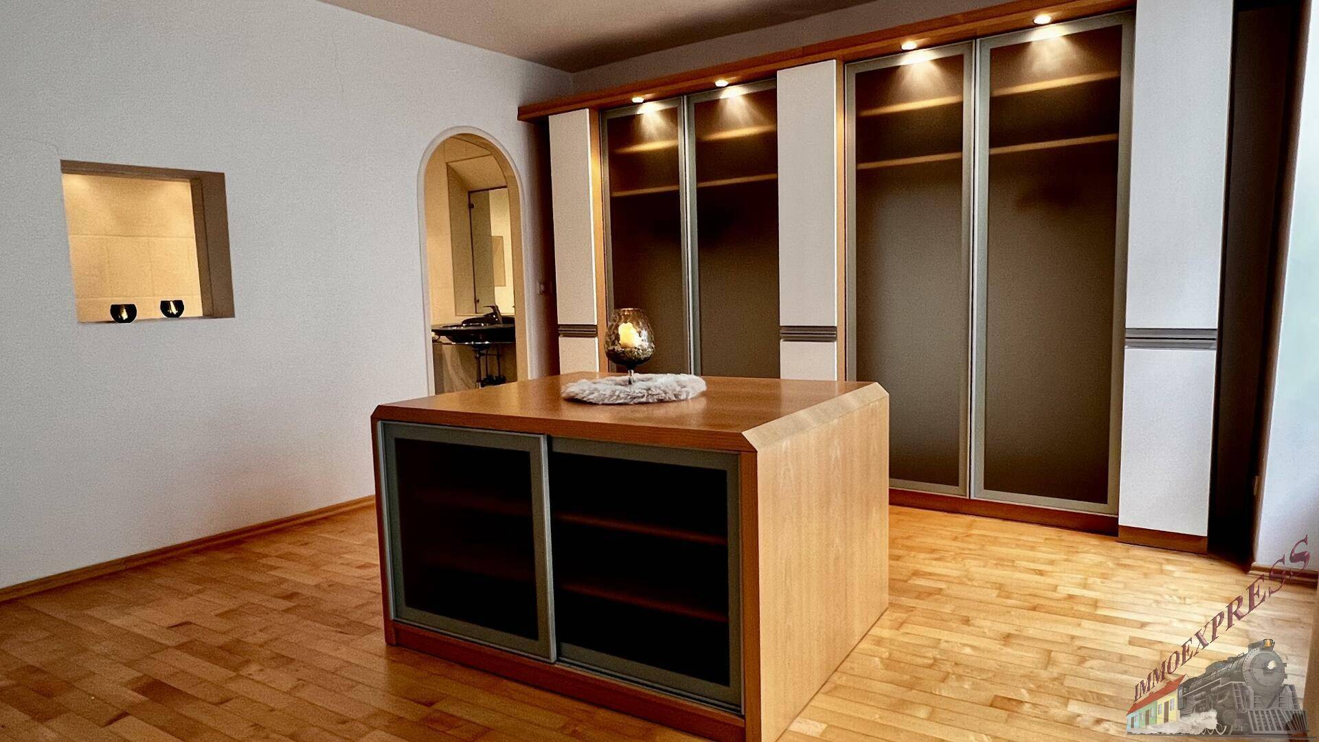 Schlafzimmer mit Kleiderschrank