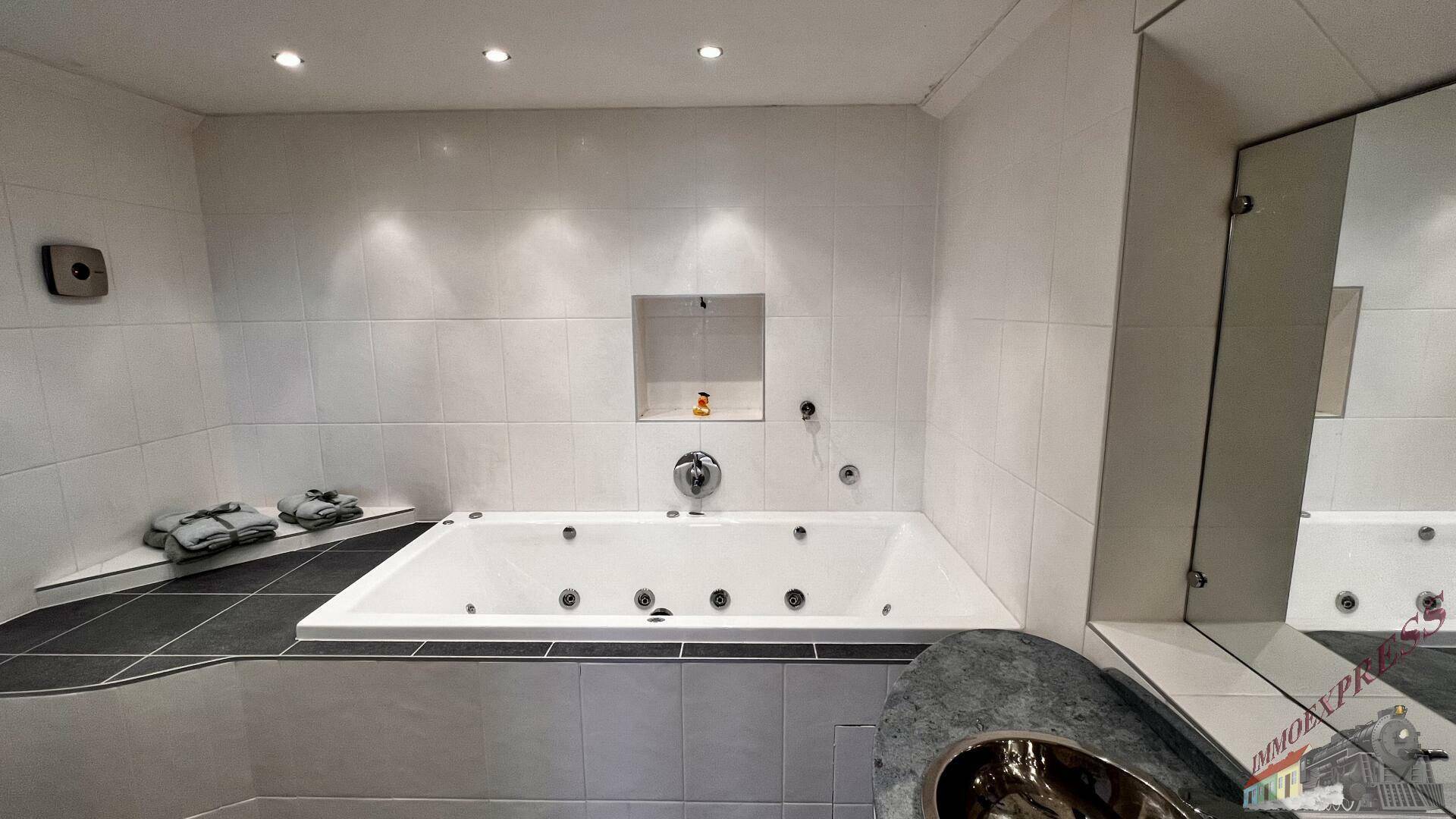 Badezimmer mit Whirlpoolwanne