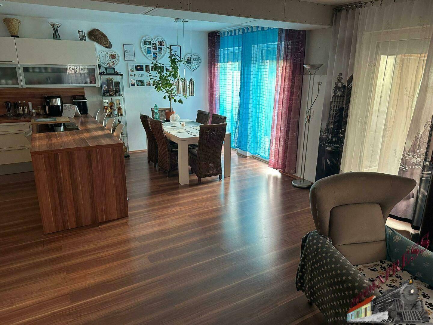 Heller Essbereich mit Holzboden und Zugang zur modernen Küche.