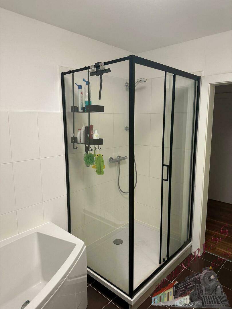 Modernes Badezimmer mit Duschkabine und Badewanne.