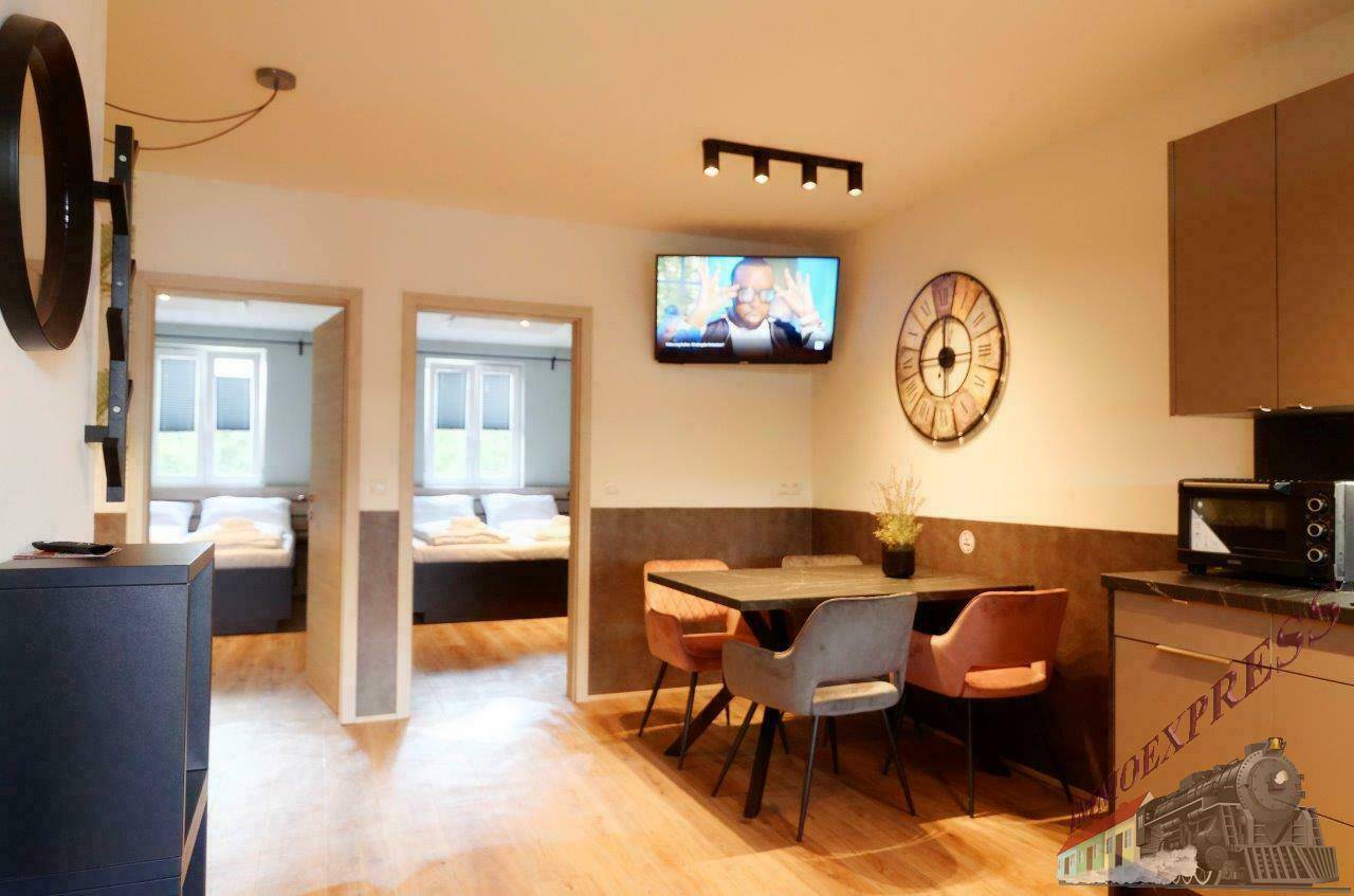 Offener Küchen- und Essbereich mit Blick auf die angrenzenden Schlafzimmer.