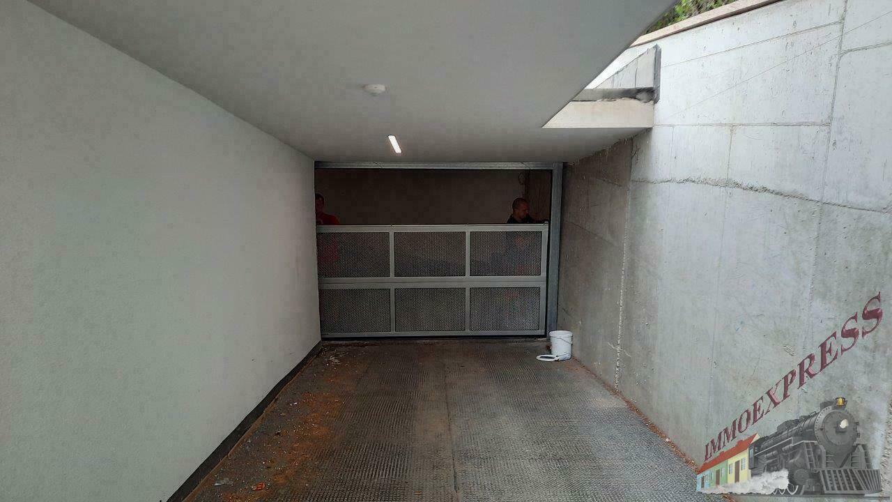 Zufahrt zur Tiefgarage mit Rampe und automatischem Tor.
