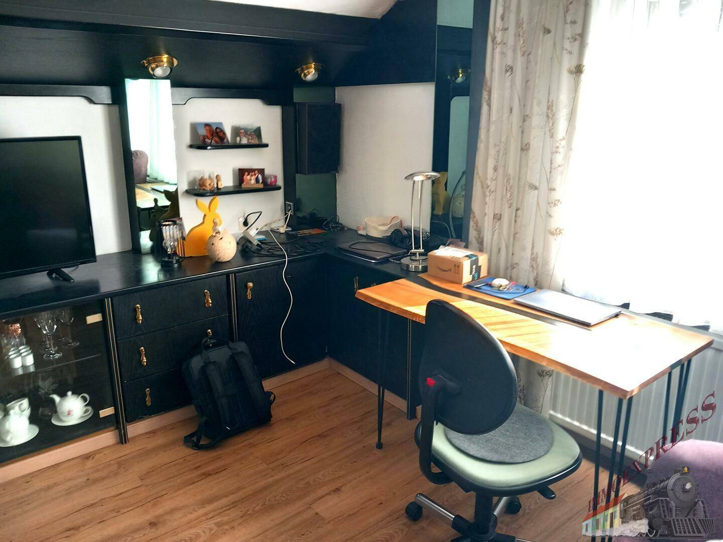 Arbeitsbereich mit Schreibtisch, Bürostuhl und Fenster für Tageslicht.