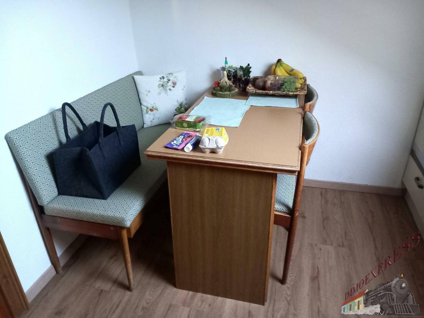 Kleiner Essbereich mit Eckbank und Holztisch, ideal für Mahlzeiten.