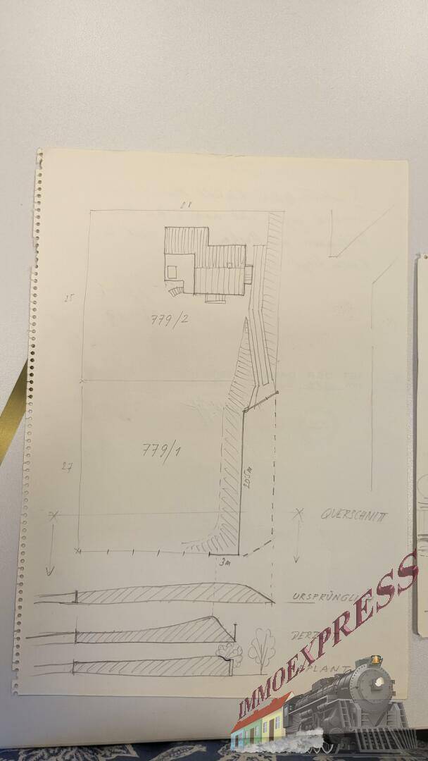 Lageplan des Grundstücks mit eingezeichnetem Gebäude und Höhenlinien.