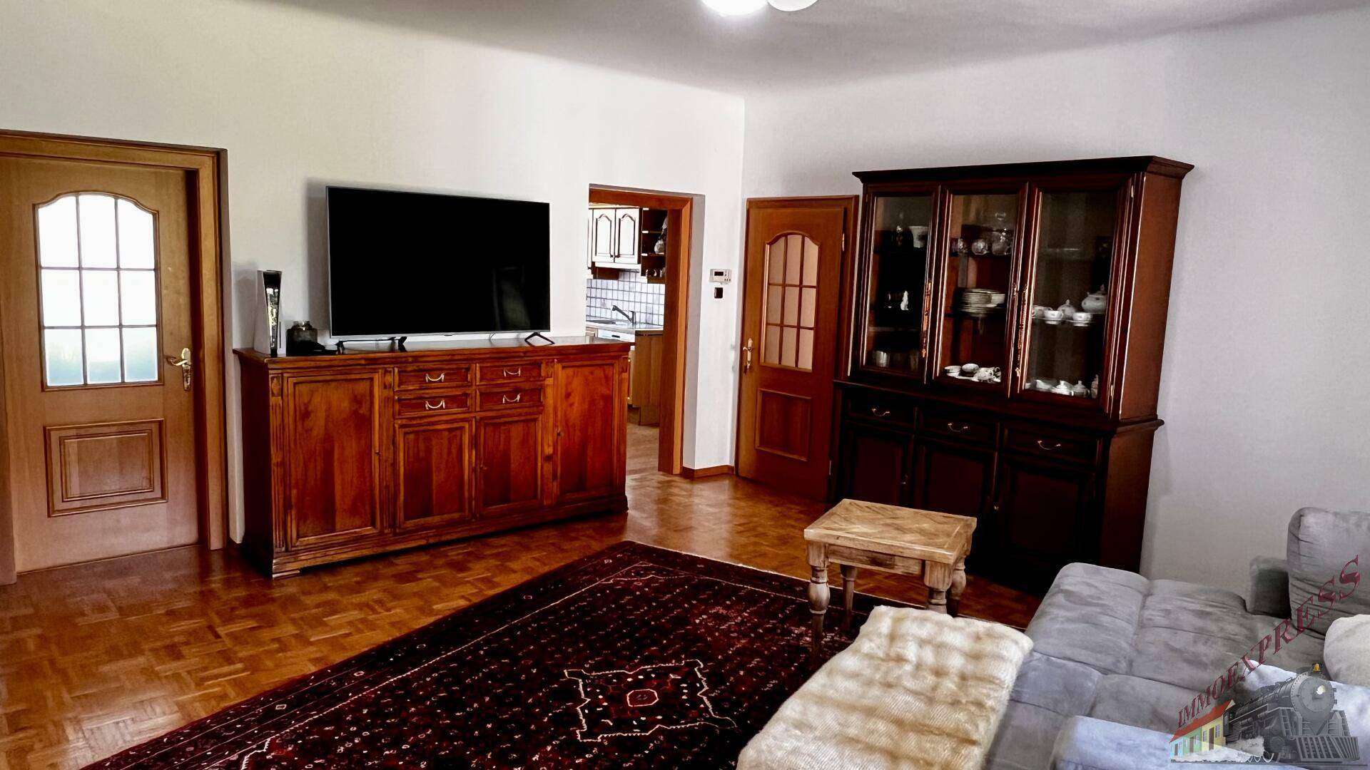 Wohnzimmer EG mit Blick Richtung Küche