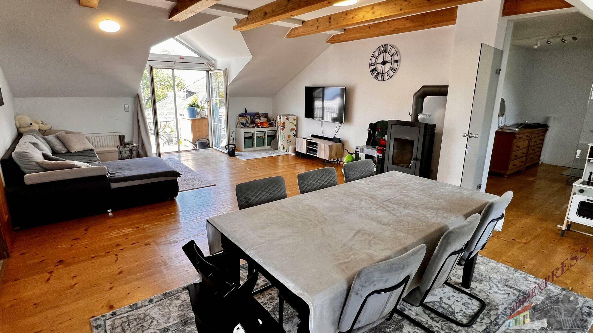 Wohnzimmer OG Blick Richtung Balkon