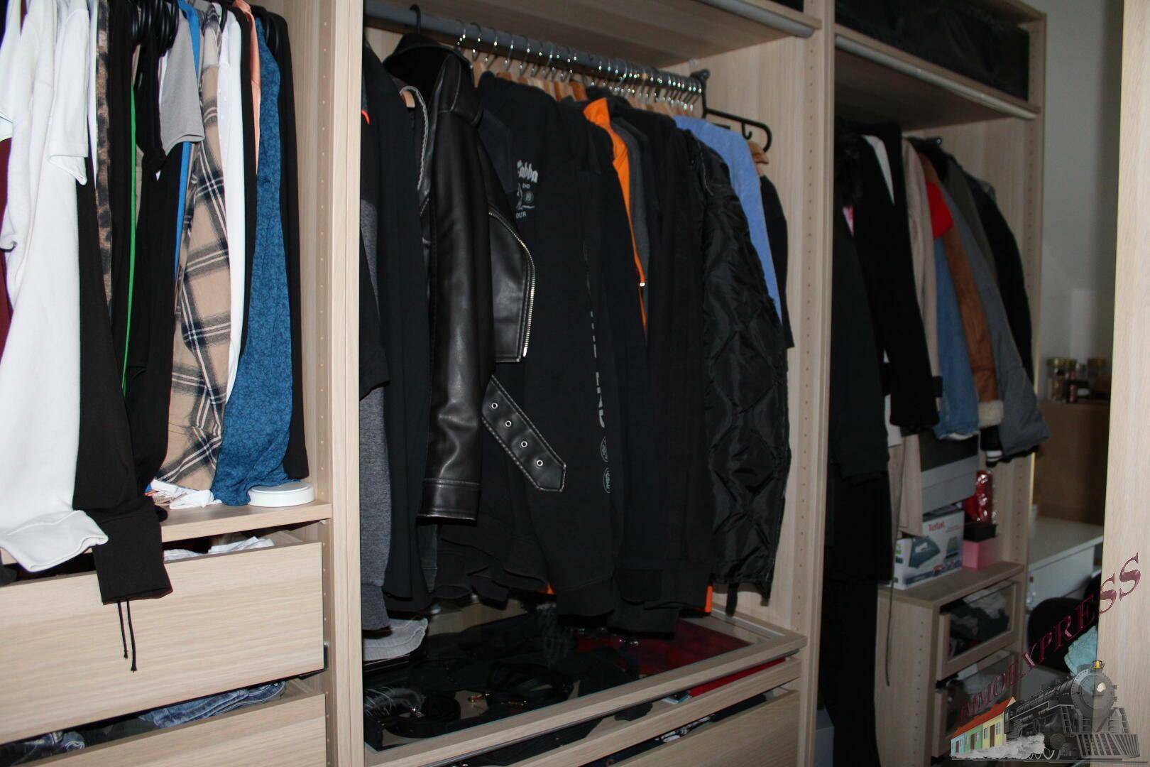 Begehbarer Kleiderschrank mit Regalen und Kleiderstangen für viel Stauraum.