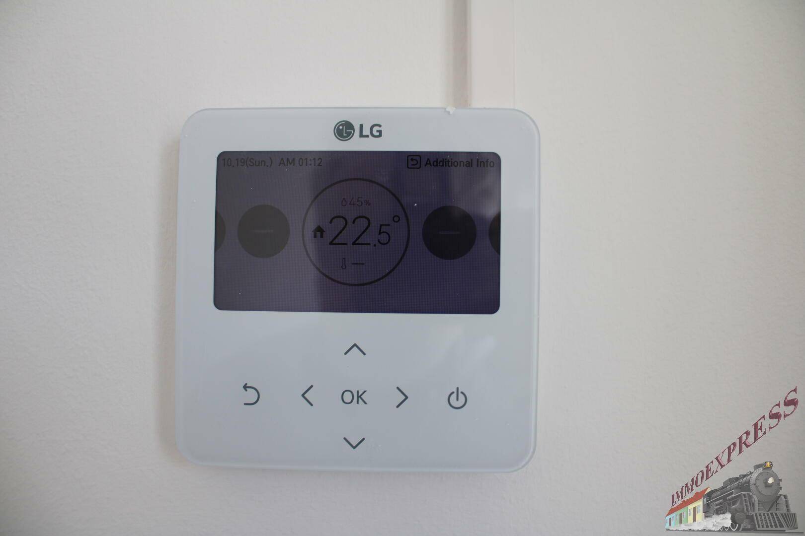 Modernes LG-Thermostat zur Steuerung der Raumtemperatur, an der Wand montiert.