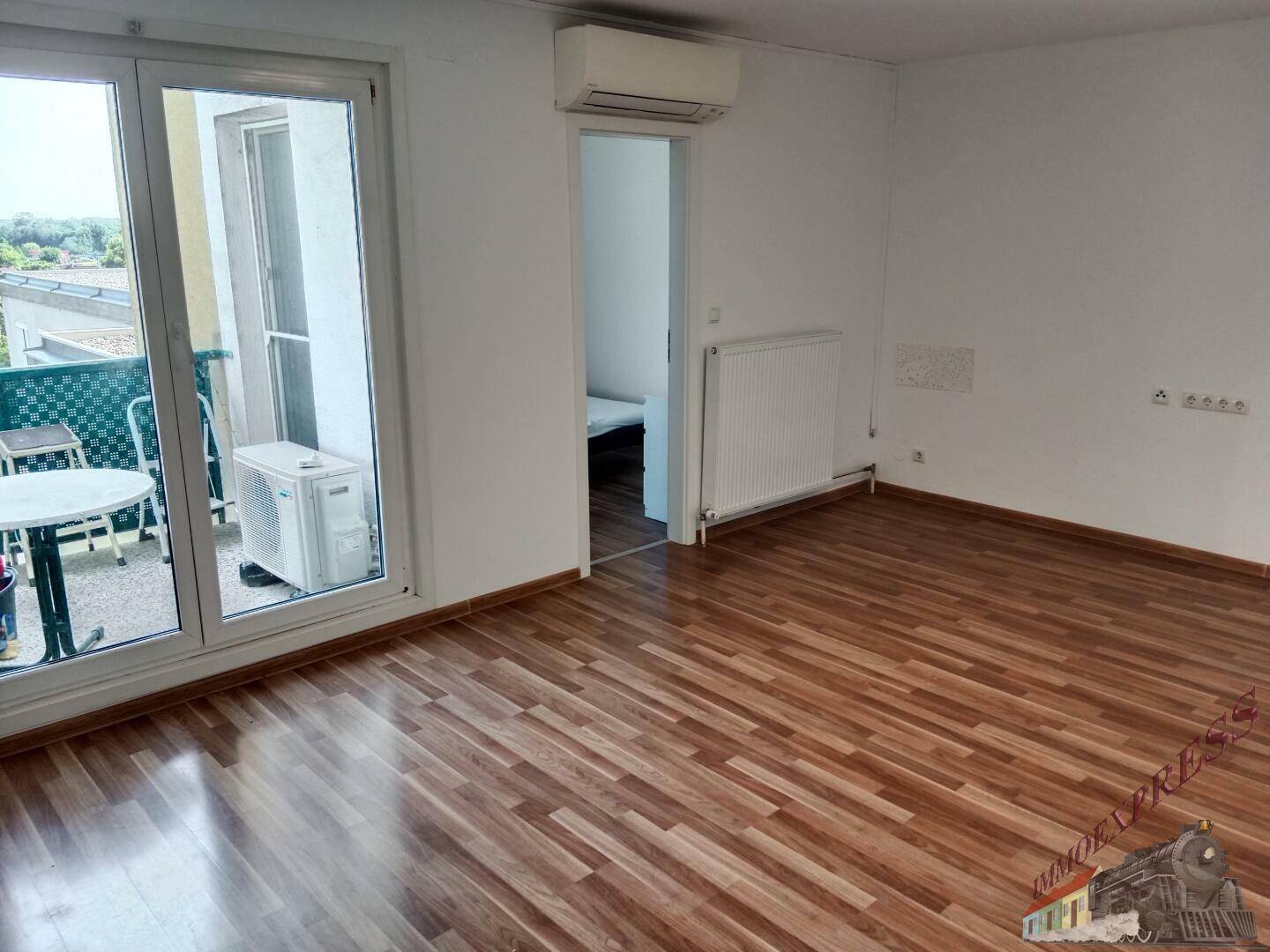 sonniges Wohnzimmer mit Zugang zur Loggia