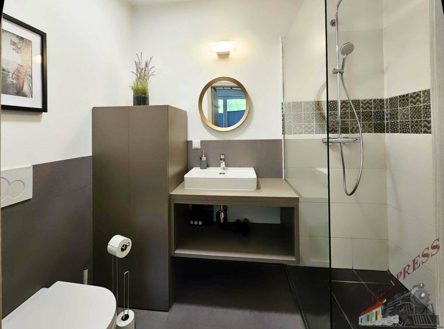 Modernes Badezimmer mit Duschkabine, Waschbecken und stilvollen Fliesen.