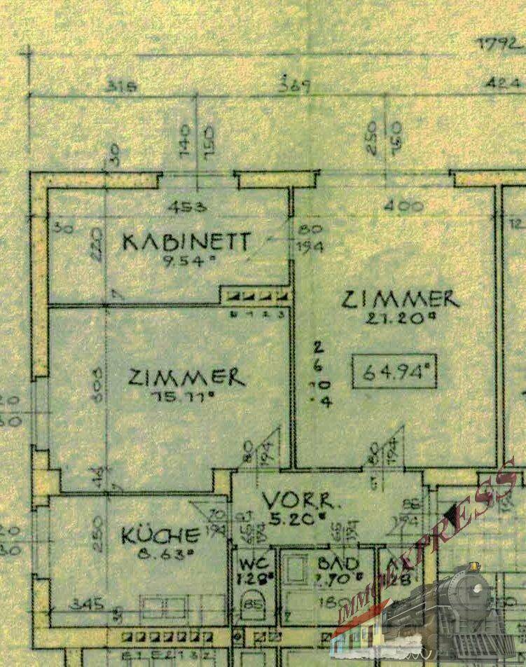 Historischer Grundriss mit Zimmern, Küche, Bad und WC, inklusive Maßangaben.